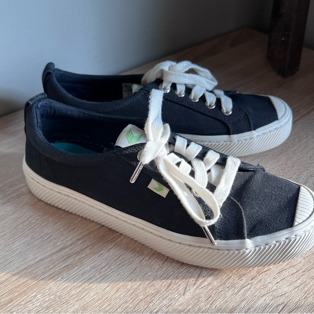 Cariuma OCA Low Canvas Sneakers Black White Lace Up Women’s 7.5